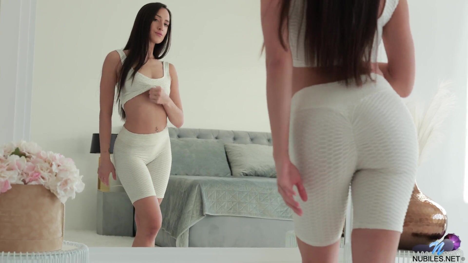 A la bella morena le gusta masturbarse.