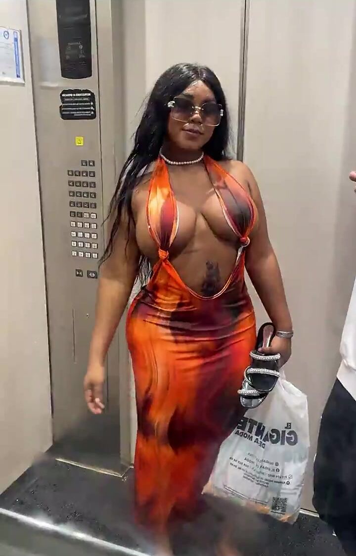 A la madrastra tetona le gusta correr en la playa en una sesión pública al aire libre.