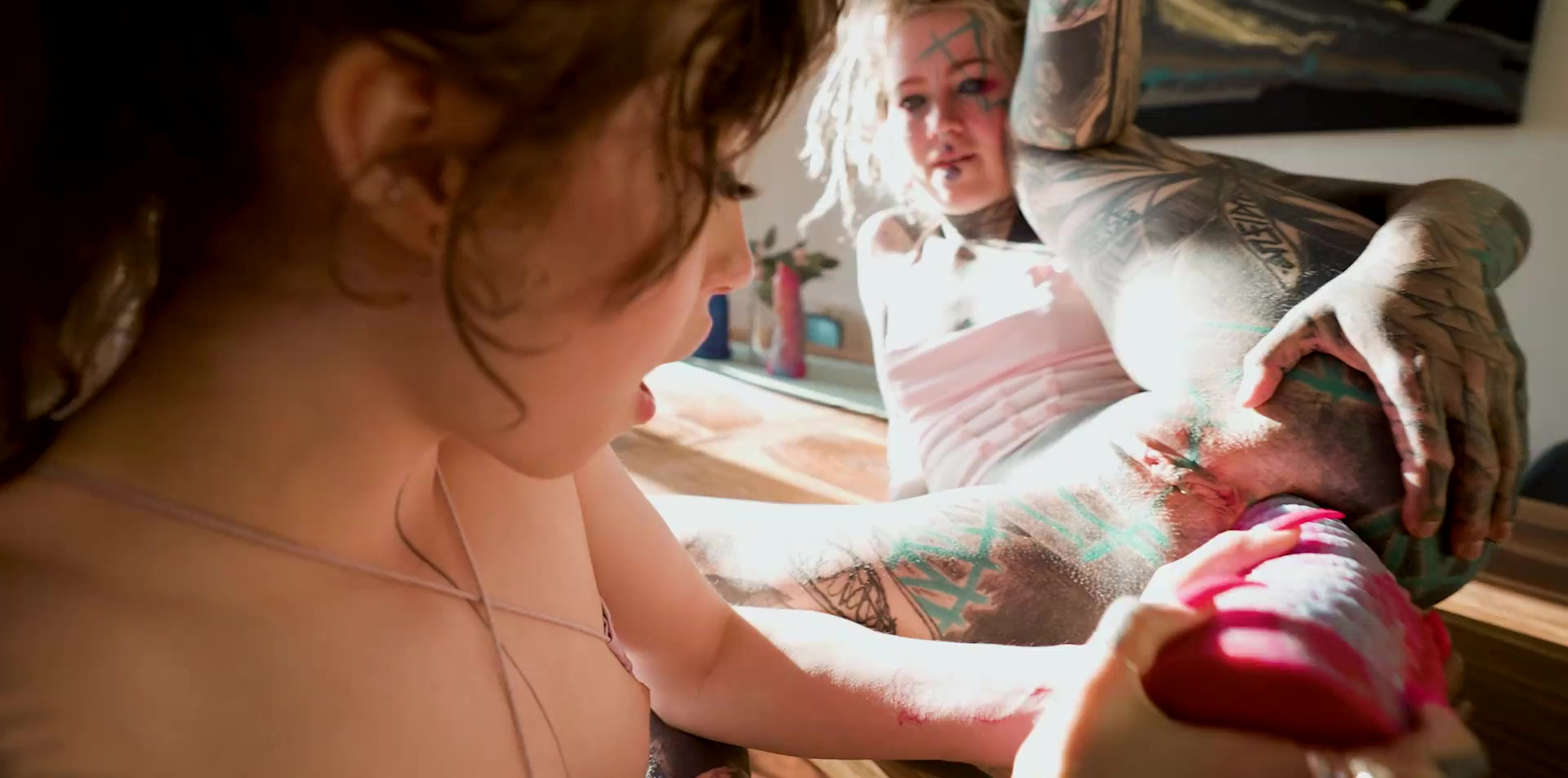 A las mujeres lesbianas negras les gusta jugar bajo el sol.