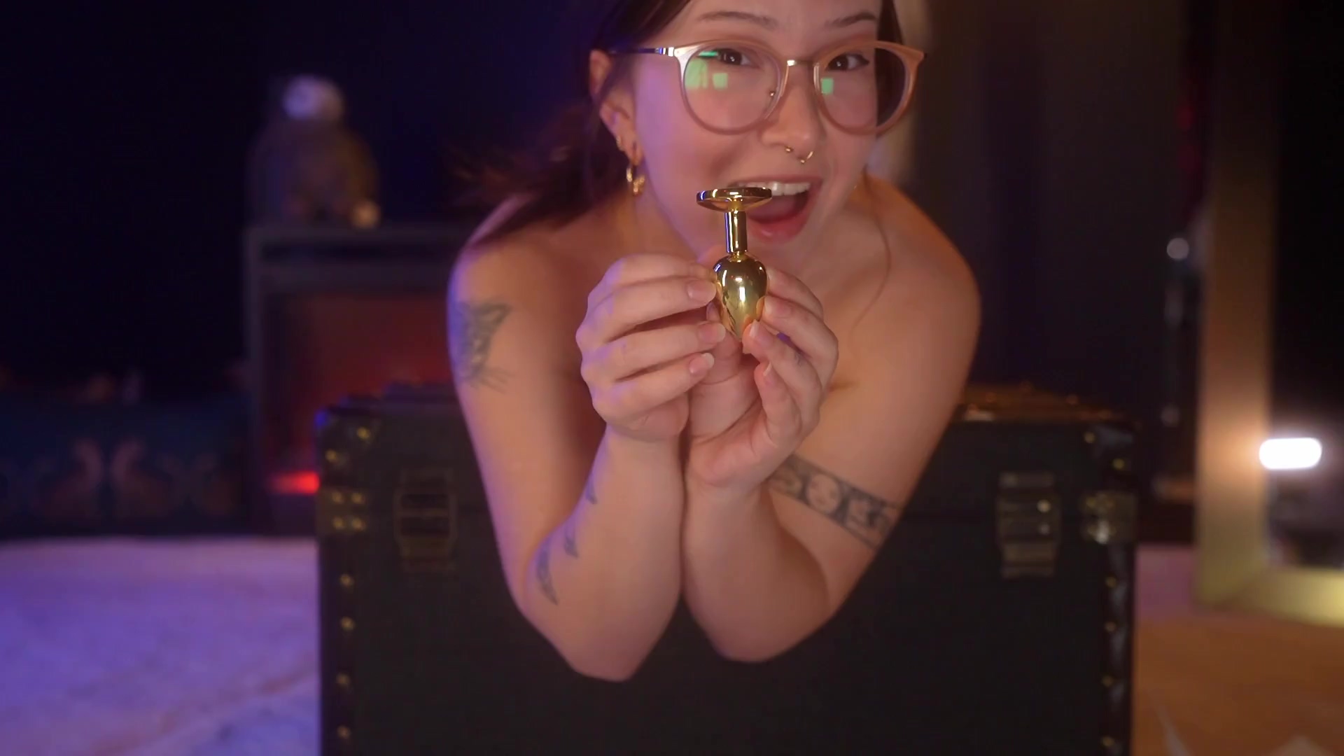 A un niño con gafas le encanta jugar con todos sus agujeros en estos juguetes.