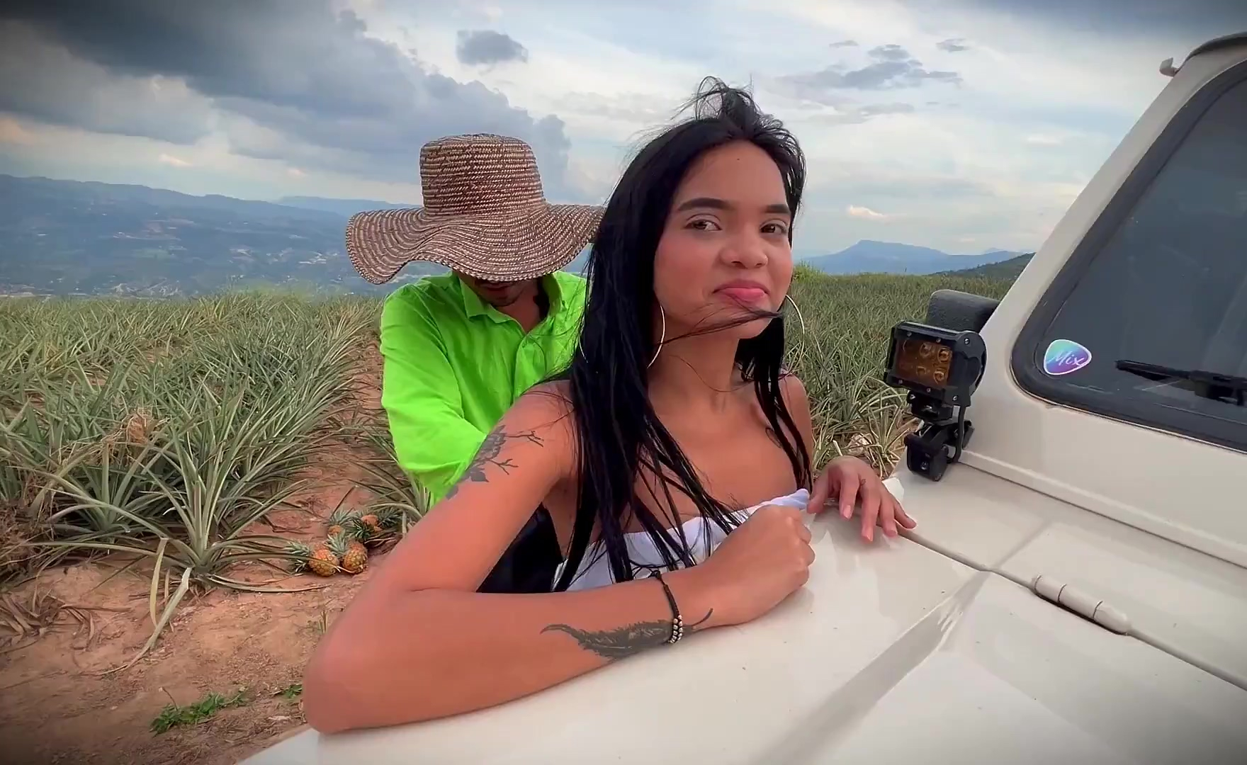 Una preciosa campesina latina no le importa que un desconocido empuje a un niño pequeño en su coche.
