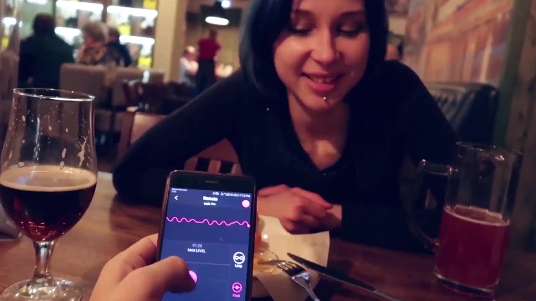 Adolescente deja que su novio controle a su nena con un vibrador remoto en un bar