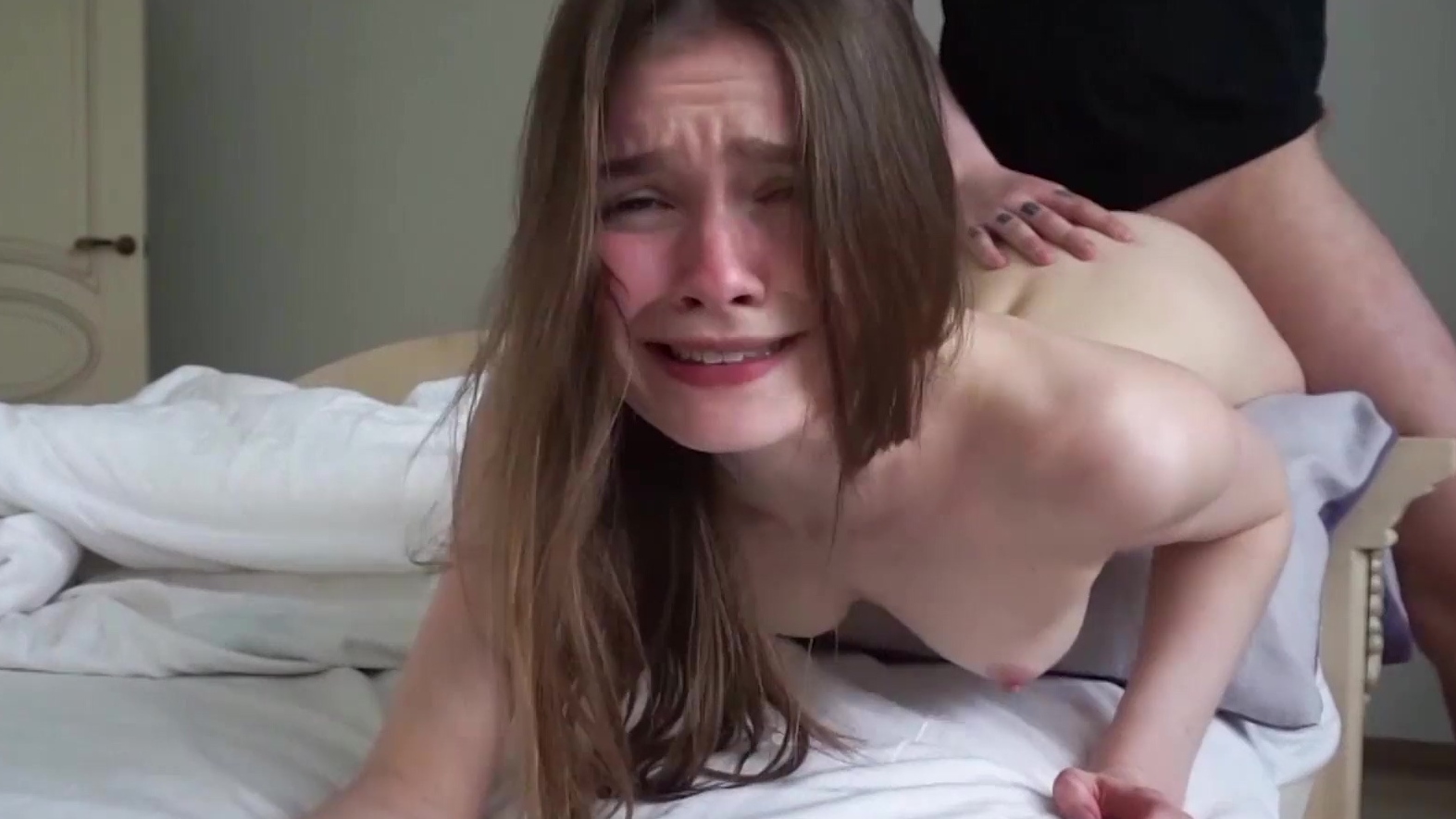 Adolescente grita de miseria ante las crueles acciones del hombre + rostro