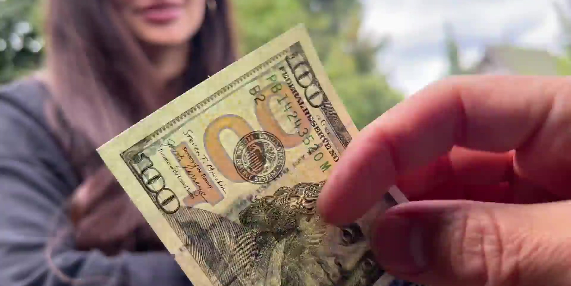 Adolescente tímida deja que un chico al azar le folle el culo apretado en el coche por dinero