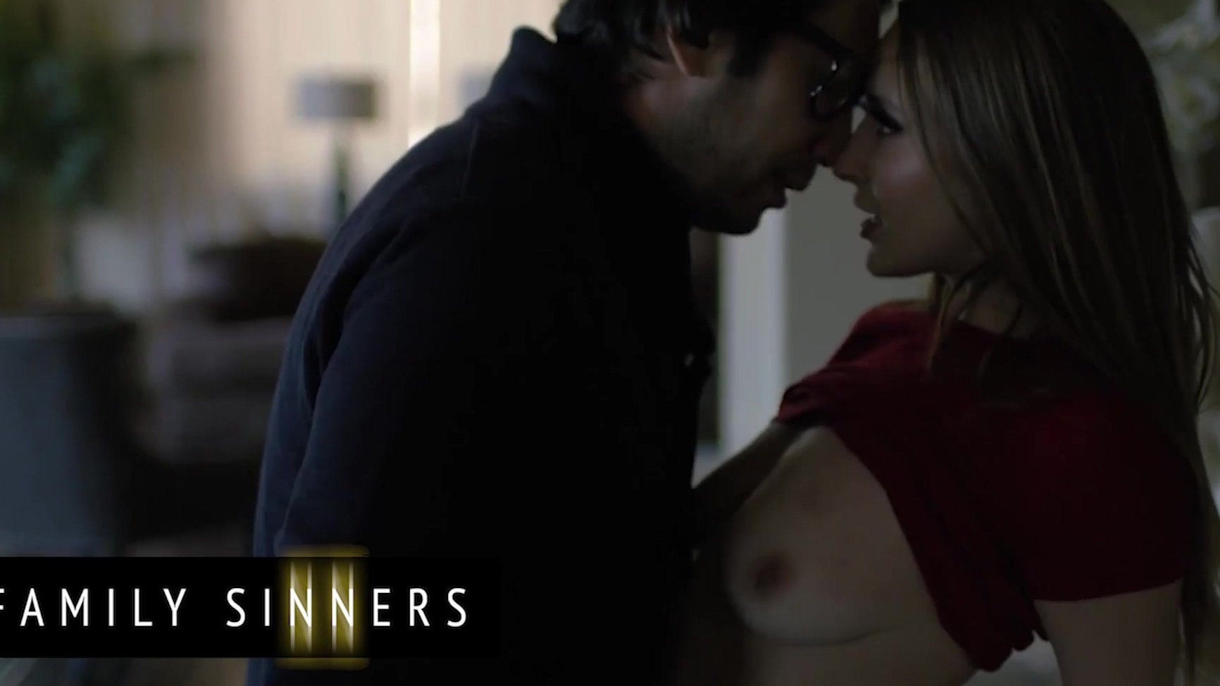 Al discutir con el padrastro, termina acostándose con Laney Gray.