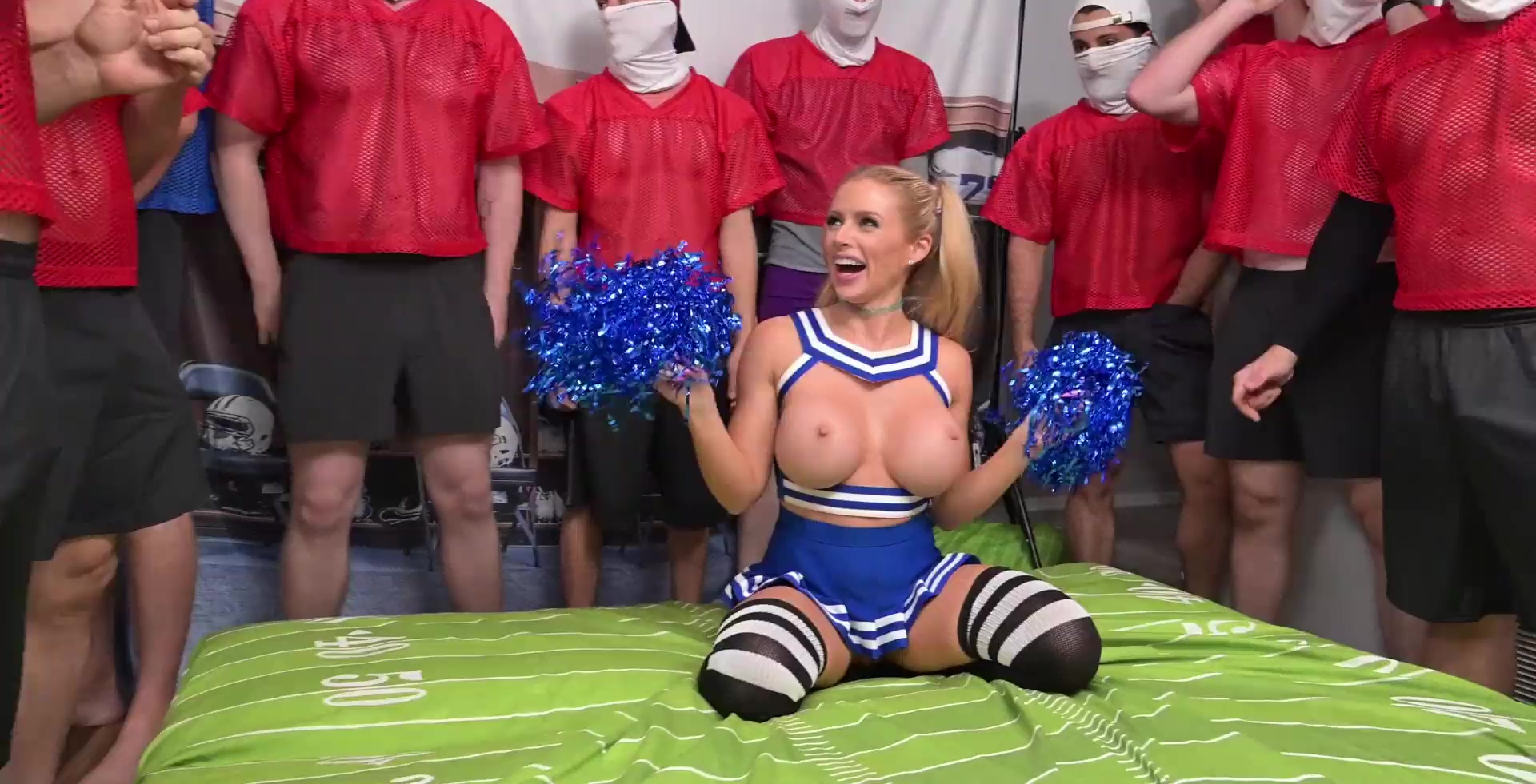 Animadora rubia hace que todo su equipo de fútbol use todos sus agujeros a la vez