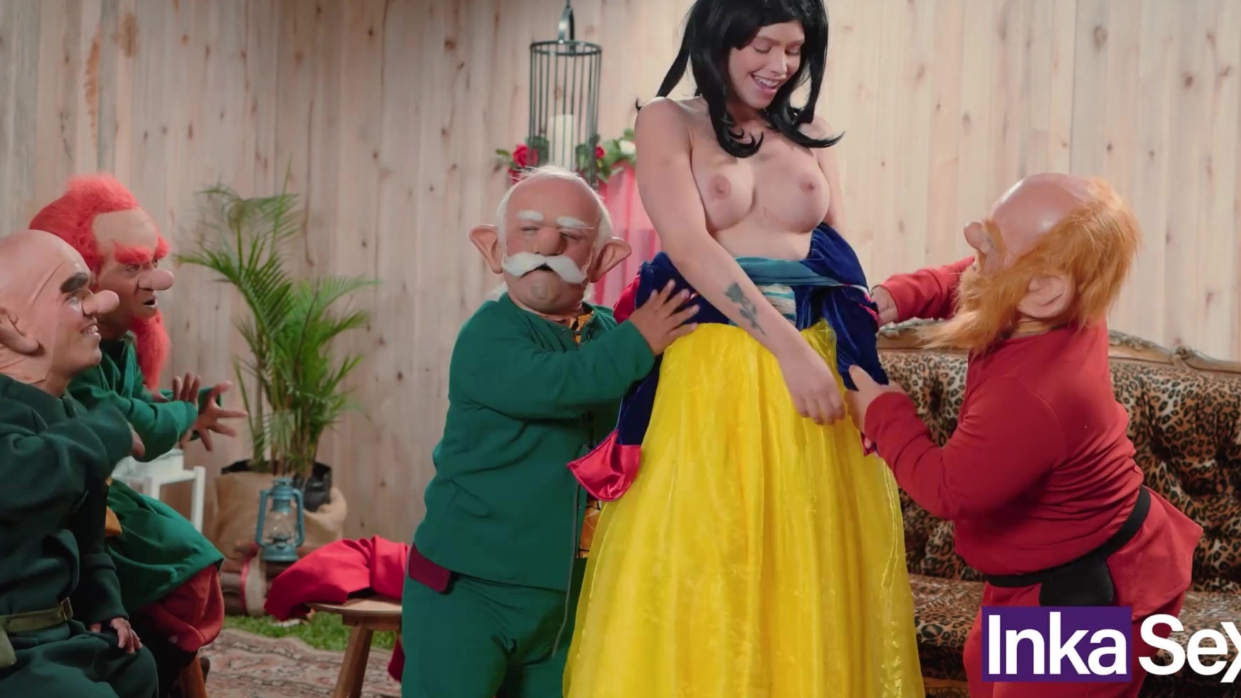 Blancanieves latina tetona compartida entre los regalos de los enanos