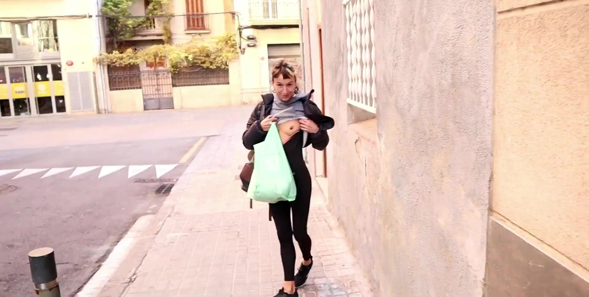 Chica delgada tiene sexo con su novio en las escaleras cuando él no está