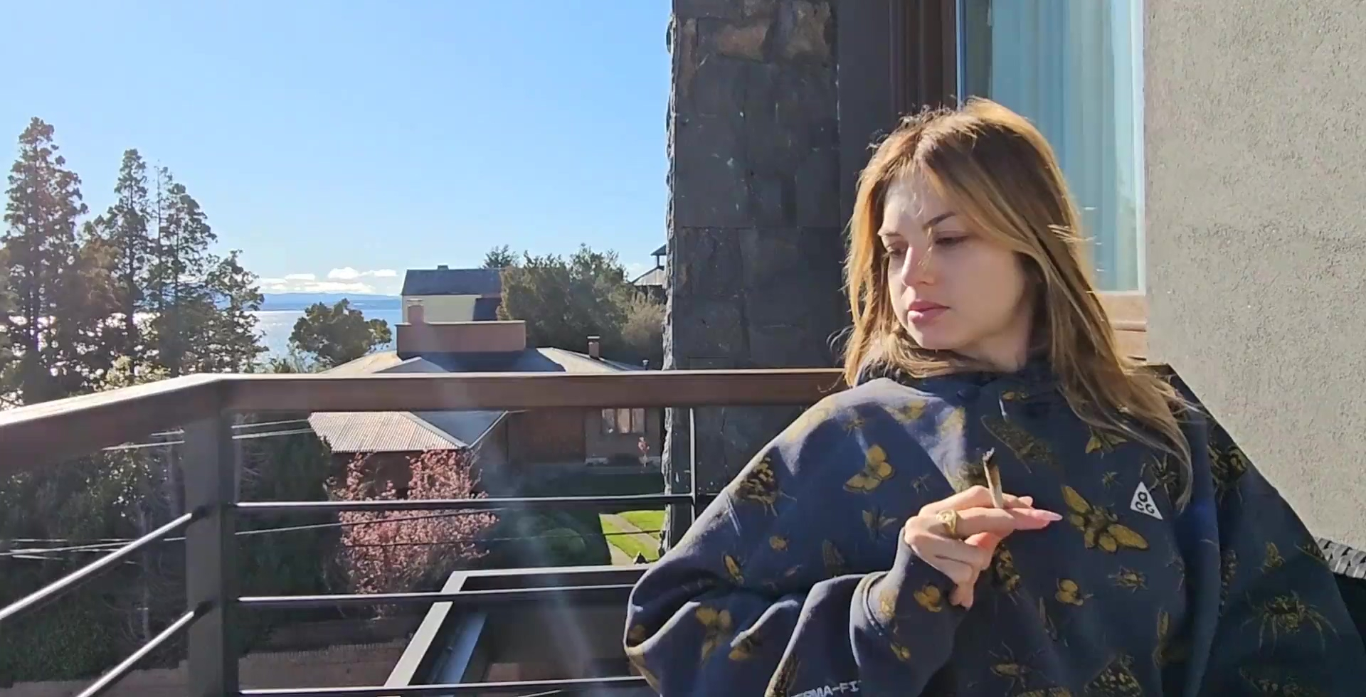 Chica guarra de buen culo adora la polla de su novio con la boca y luego se frota los pezones con aceite