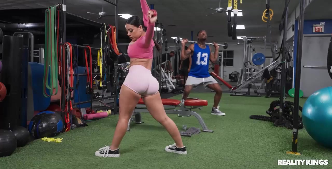 Chica morena de grandes pechos recibe su primera sesión de entrenamiento