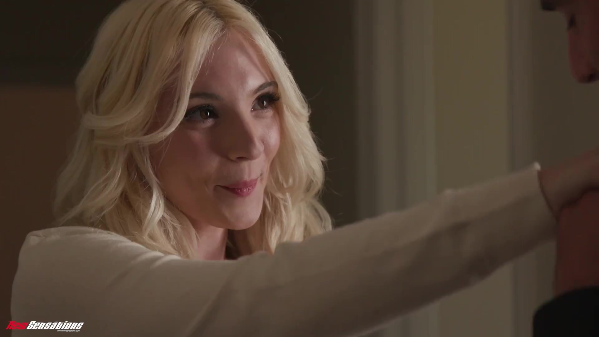 Chica rubia chupa una gran polla, le lame los pezones y lo folla duro.