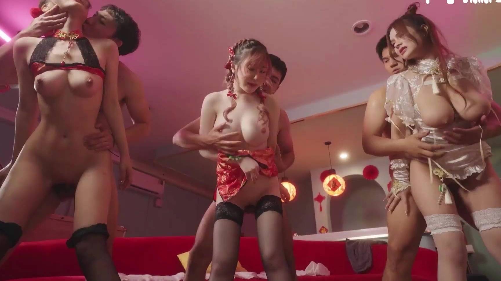 Chicas chinas calientes disfrutan de sus pequeñas fiestas en la cama