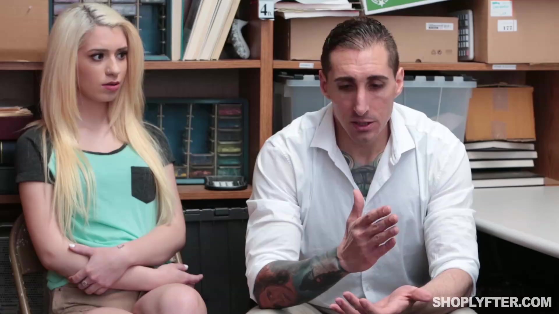 Cornudo mira a su pálida novia Joseline Jelly con un guardaespaldas