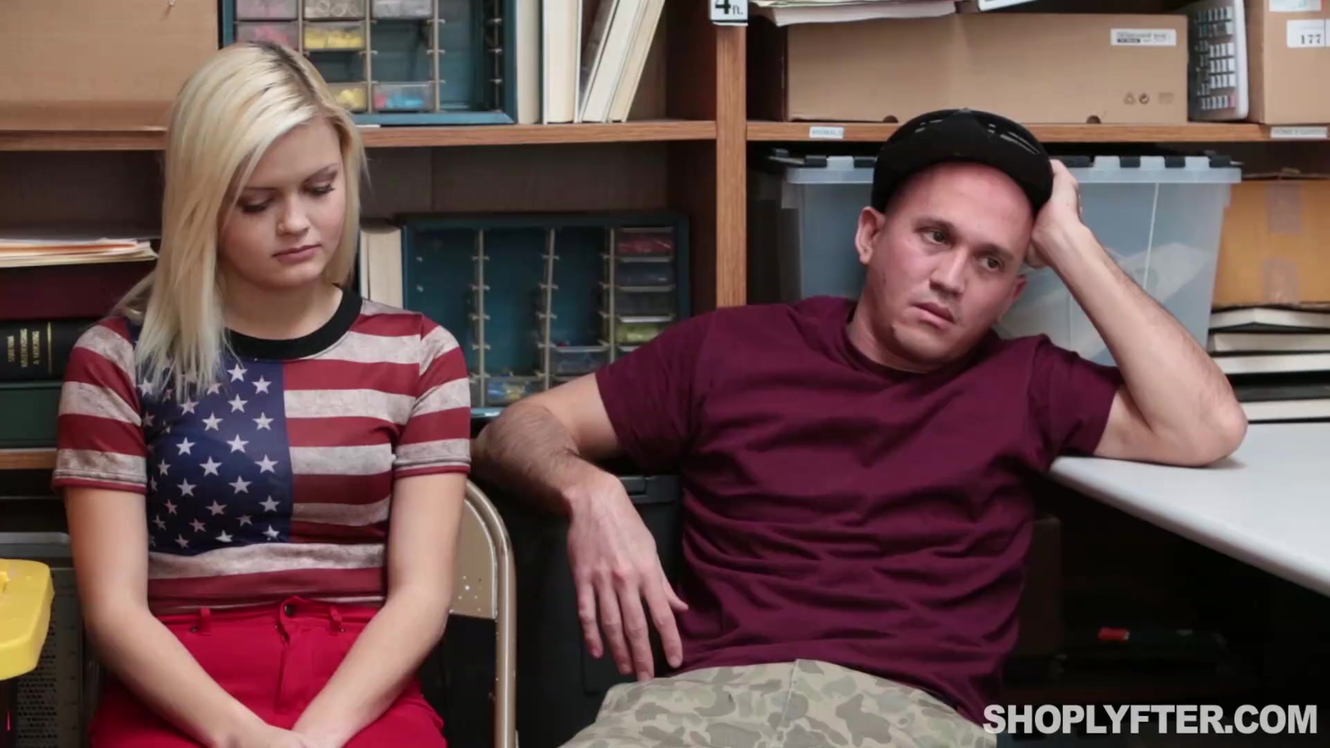 Cornudo ve como una rubia promiscua paga con sus tetas por protección.