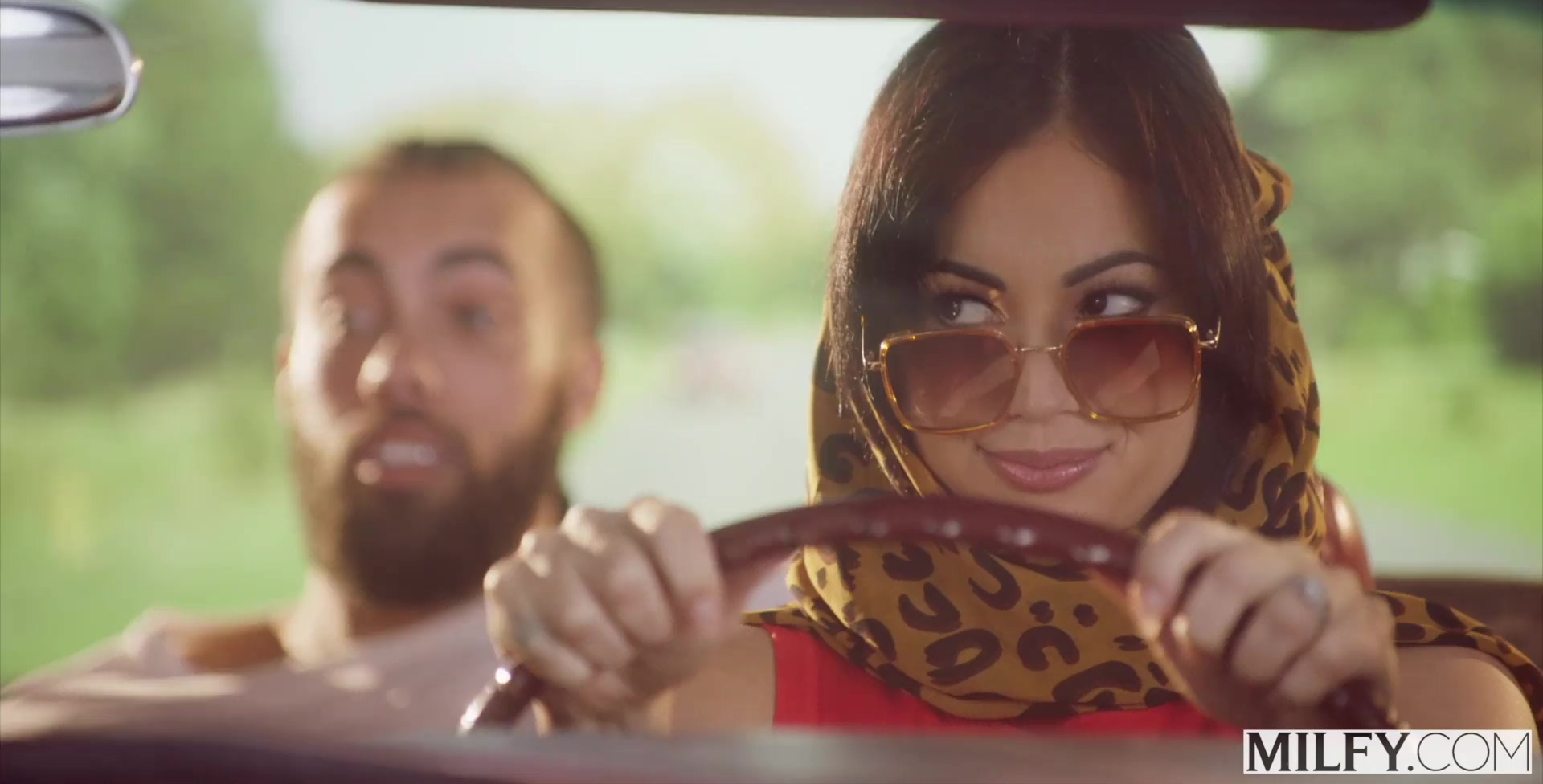 Daisy, que tiene grandes pechos, disfruta del pene de otro hombre delante de su marido.