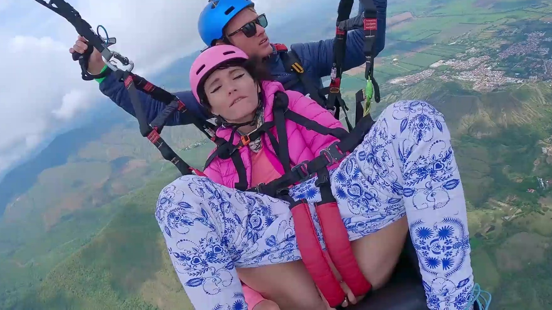 Descendiendo en el aire entre las nubes. ¡Alta velocidad en el nido de pájaro!