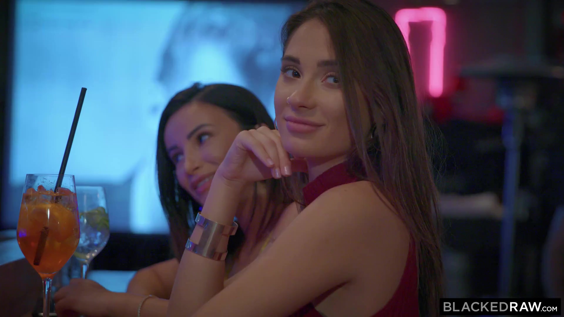 Dos chicas calientes se comen y juegan con los pechos de la otra con una BBC después de la noche.