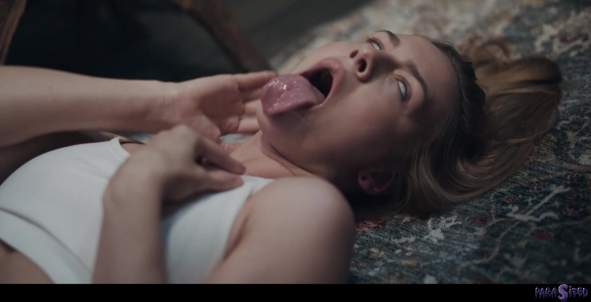 Dos chicas calientes se infectan con un extraño virus cerebral que las hace tan poderosas que se vuelven homosexuales.