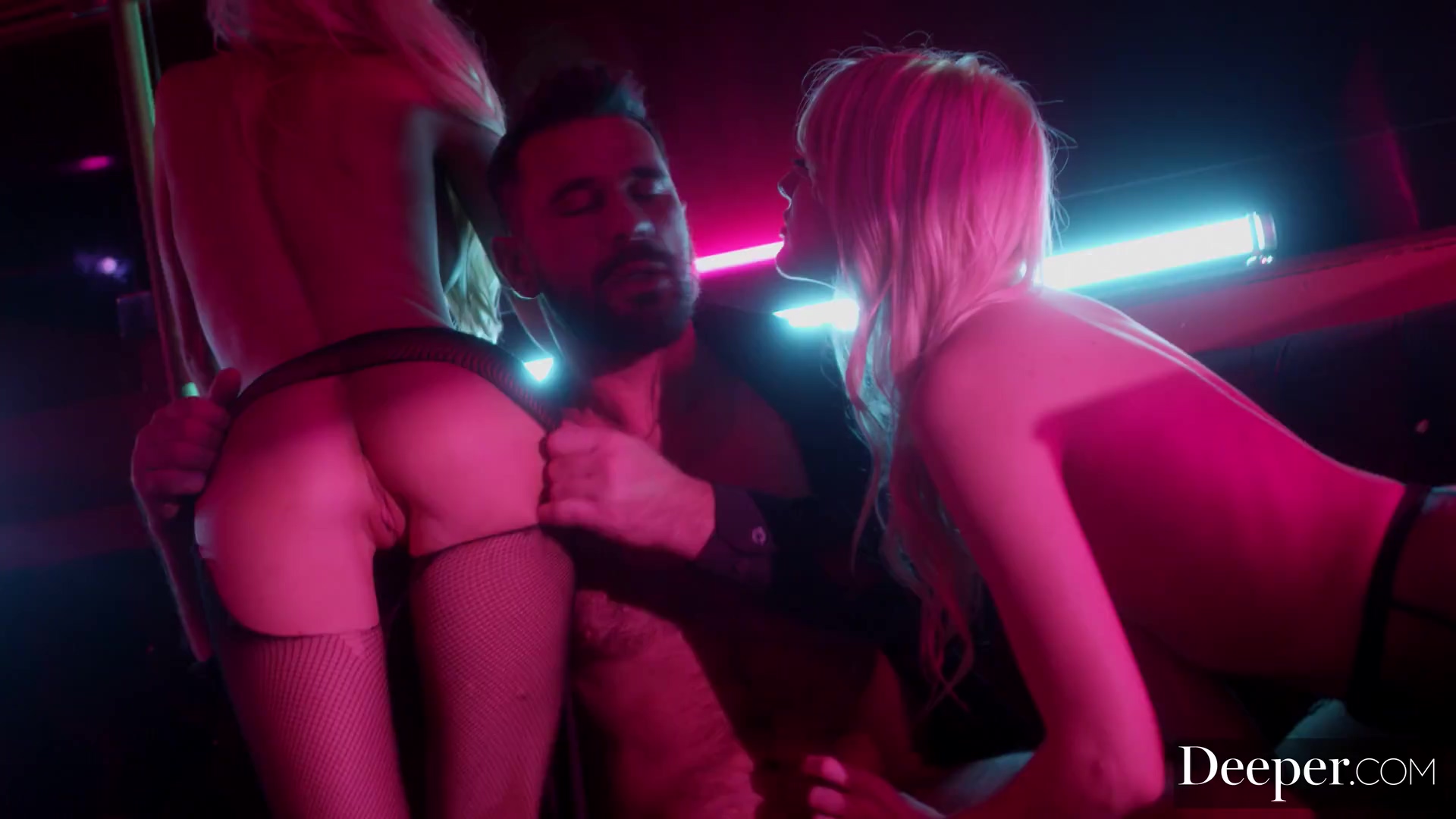 Dos demonios rubios llevan a Manuel Ferrara al cielo en una discoteca