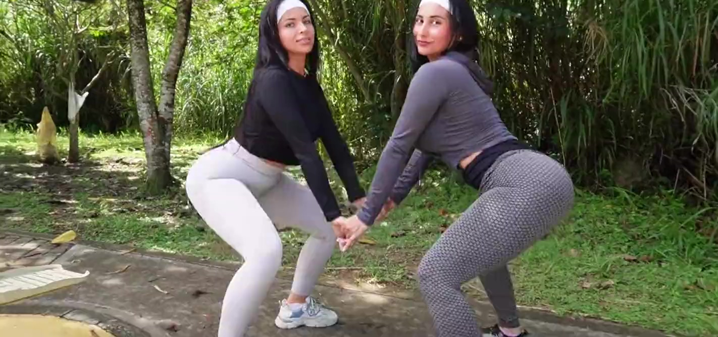 Dos grandes lesbianas latinas montan sus consoladores después de correr