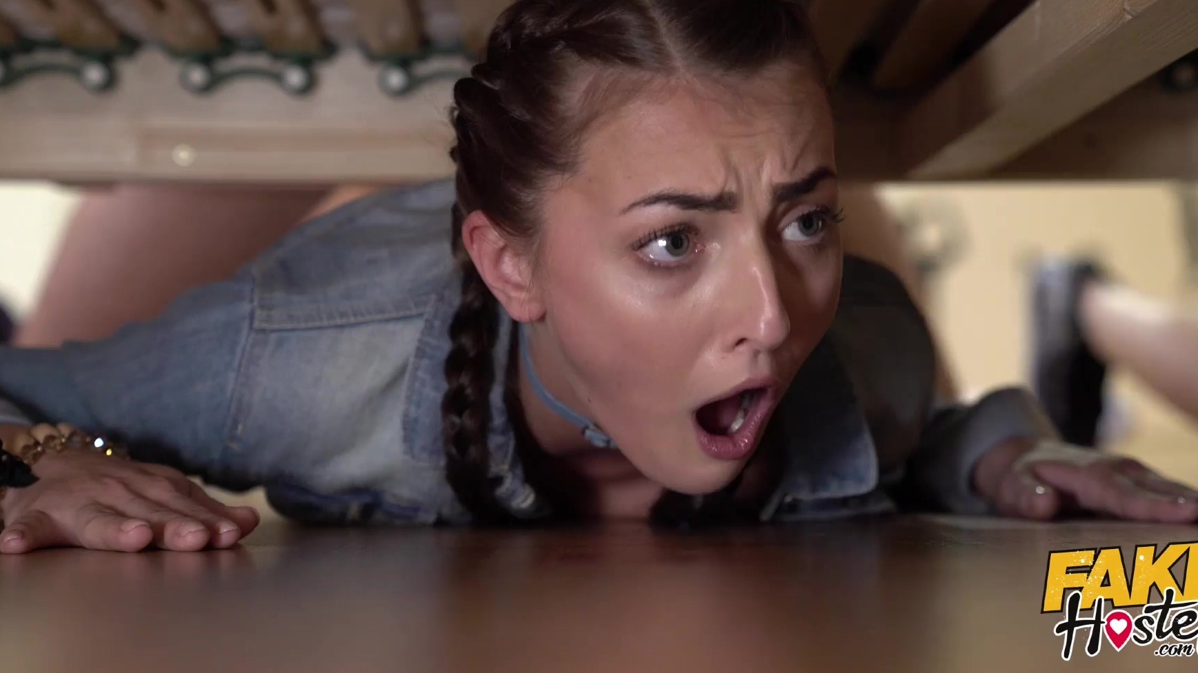 Dos preciosas chicas con bonitos culos quedan atrapadas debajo de la cama y son folladas por un hombre cachondo con una gran polla que se aprovecha.