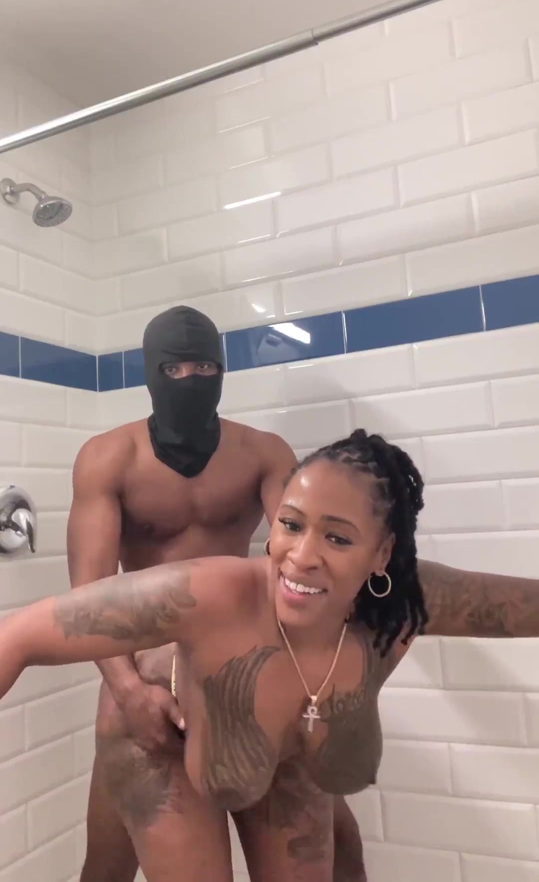 Ducha rápida y espalda de MILF de ébano tatuada