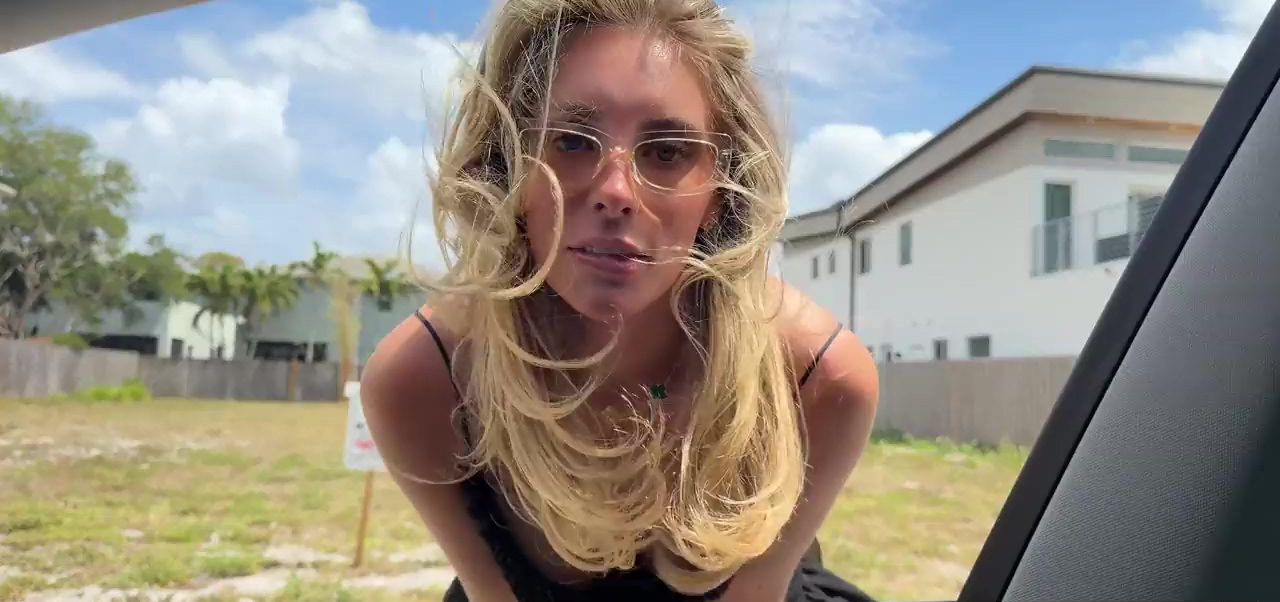 El chico está recordando a la belleza rubia y no puede esperar para jugar con ella en el auto.