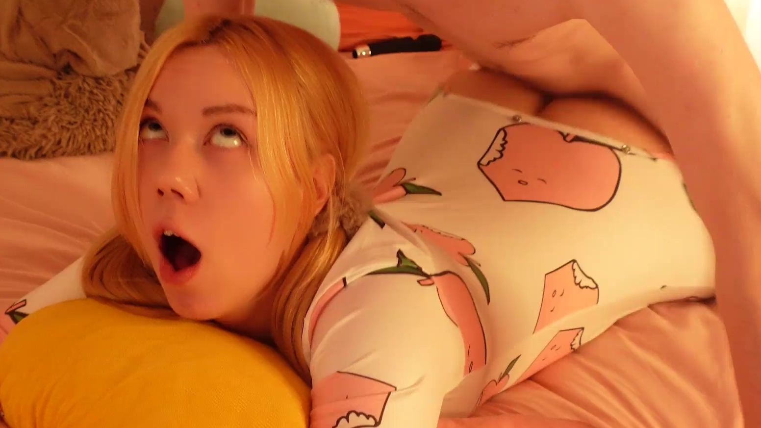 El hijastro se deja llevar por el sexo anal con su lujurioso padrastro.