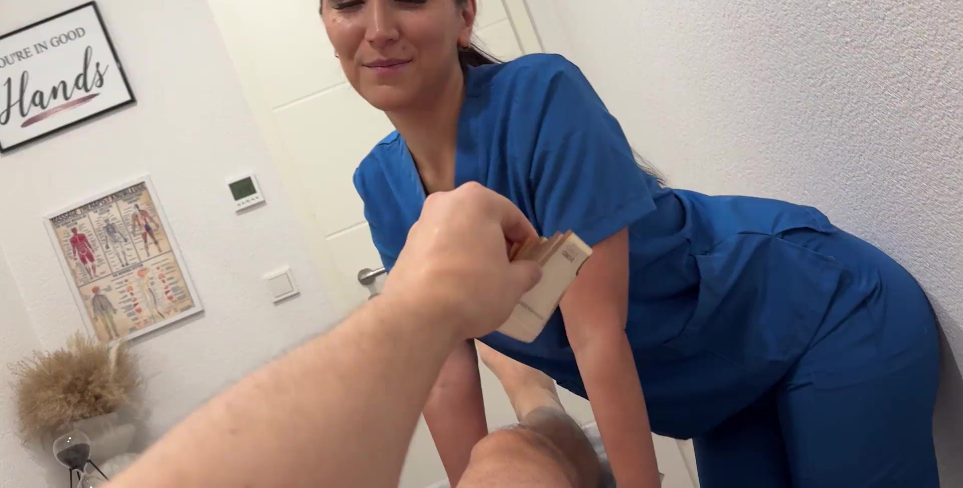 En el salón de masajes camina una prostituta morena.