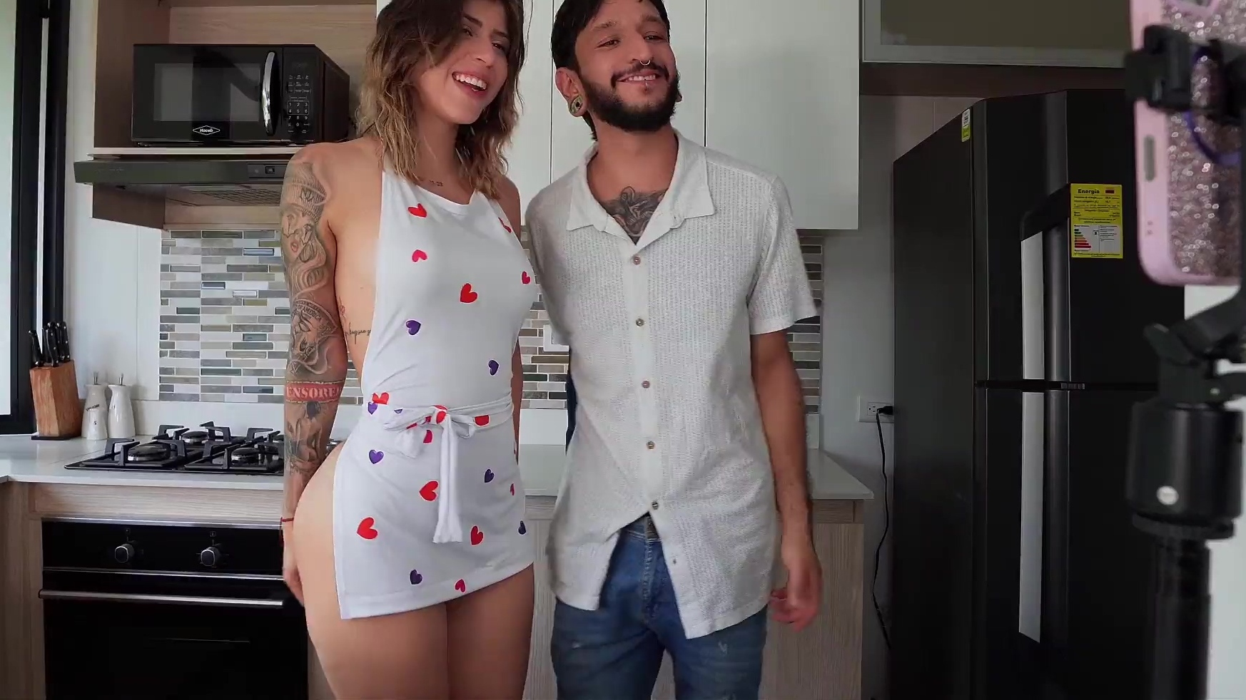 Es un pañal, pero en lugar de cocinar, sacude sus pechos sobre la mesa.