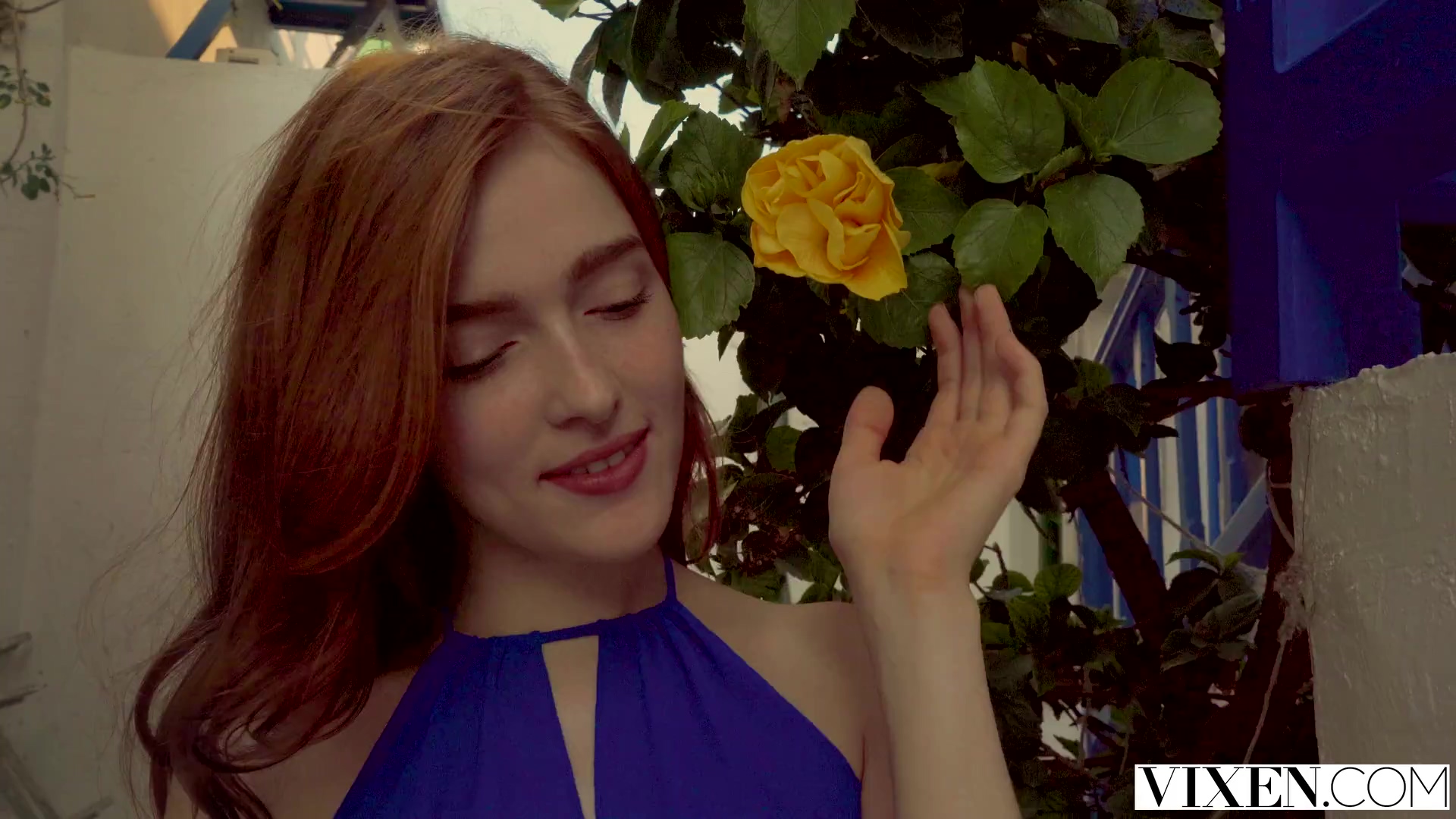 Esta pelirroja me chupa la polla en el balcón y me lleva a mi habitación.