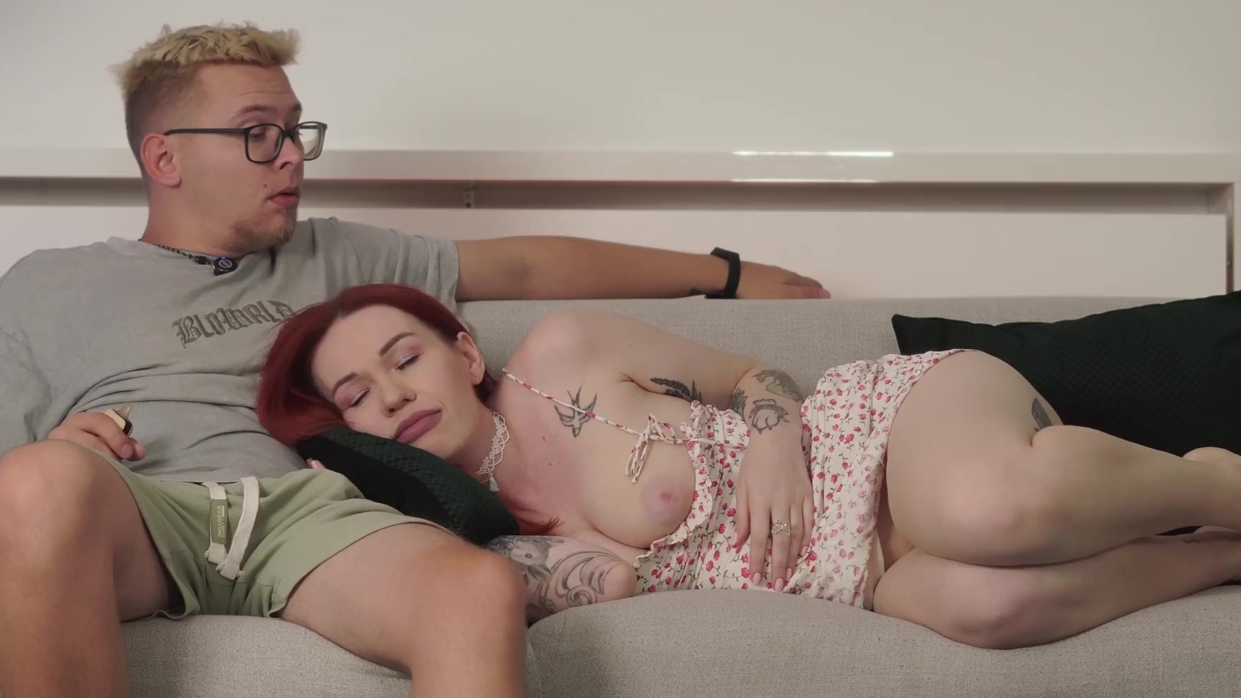 Estaba enojada con mi madrastra pelirroja de boca pálida acostada en mi regazo.