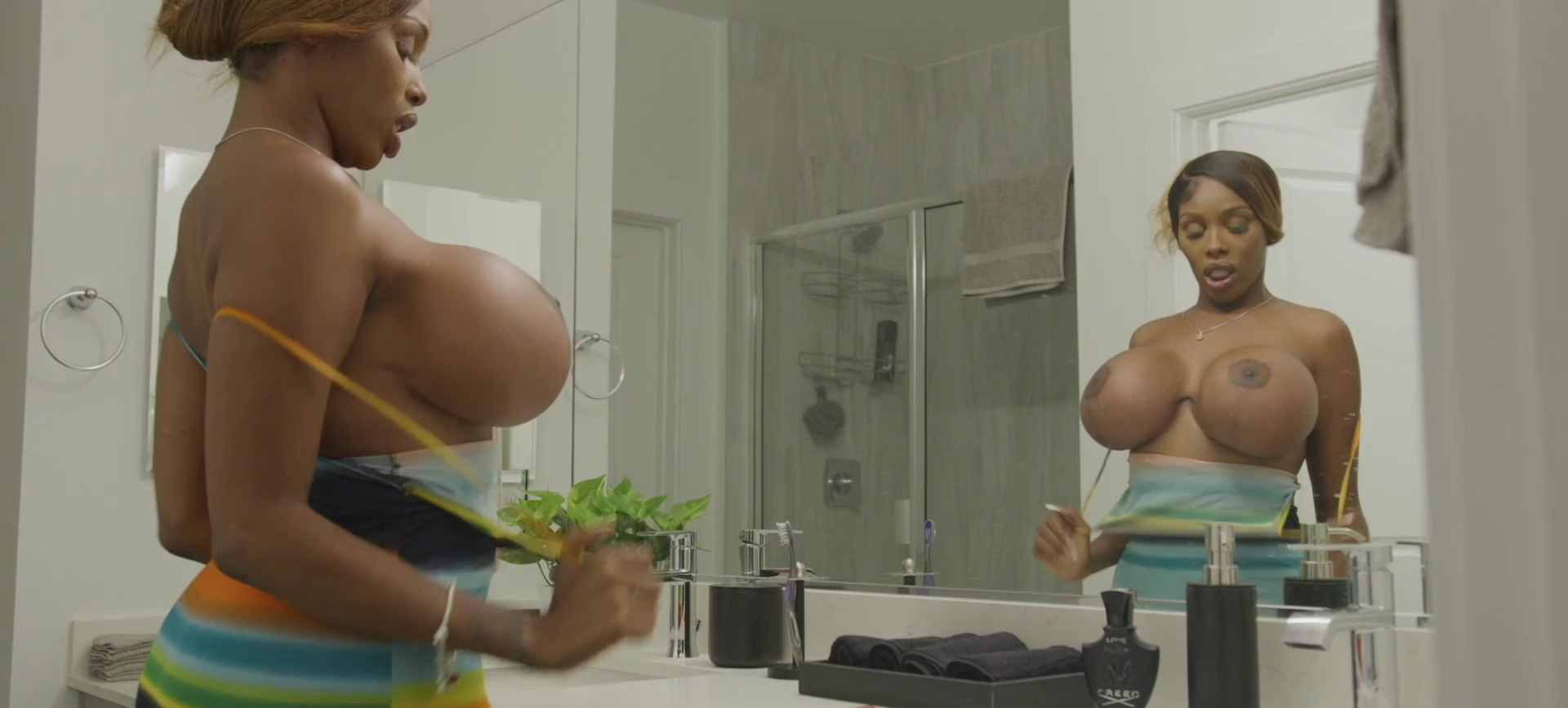 Freddy Krueger le roba a una MILF negra en sus sueños.