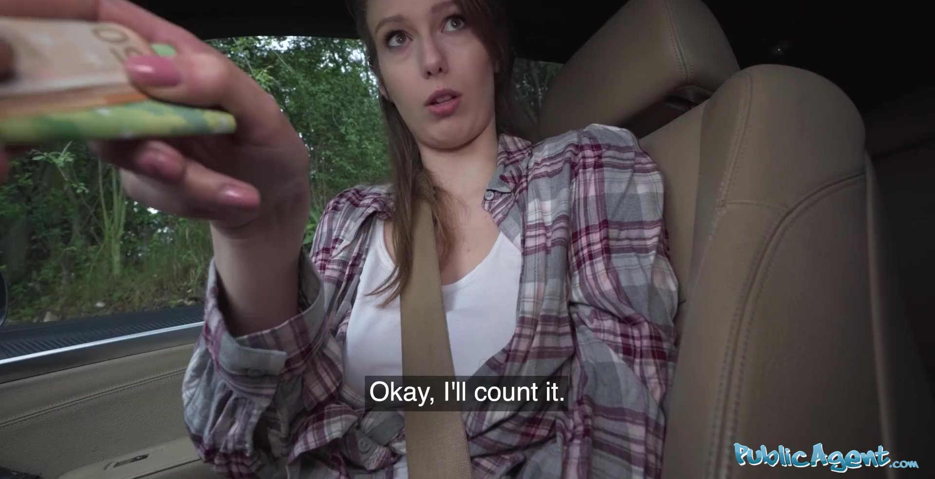 Gina Snow, una rubia delgadita, chupa y cabalga la polla gorda de un desconocido a cambio de dinero.