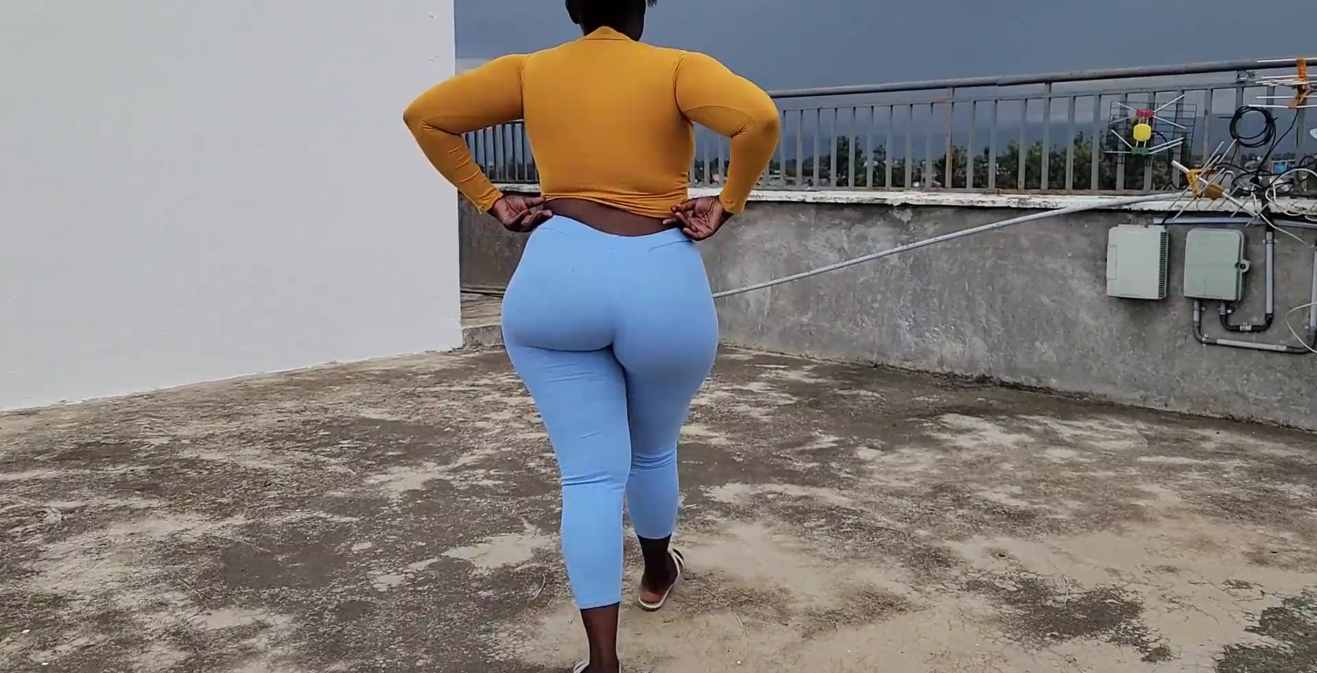 Gran culo aceitado saltando duro sobre la polla después de burlarse de mí