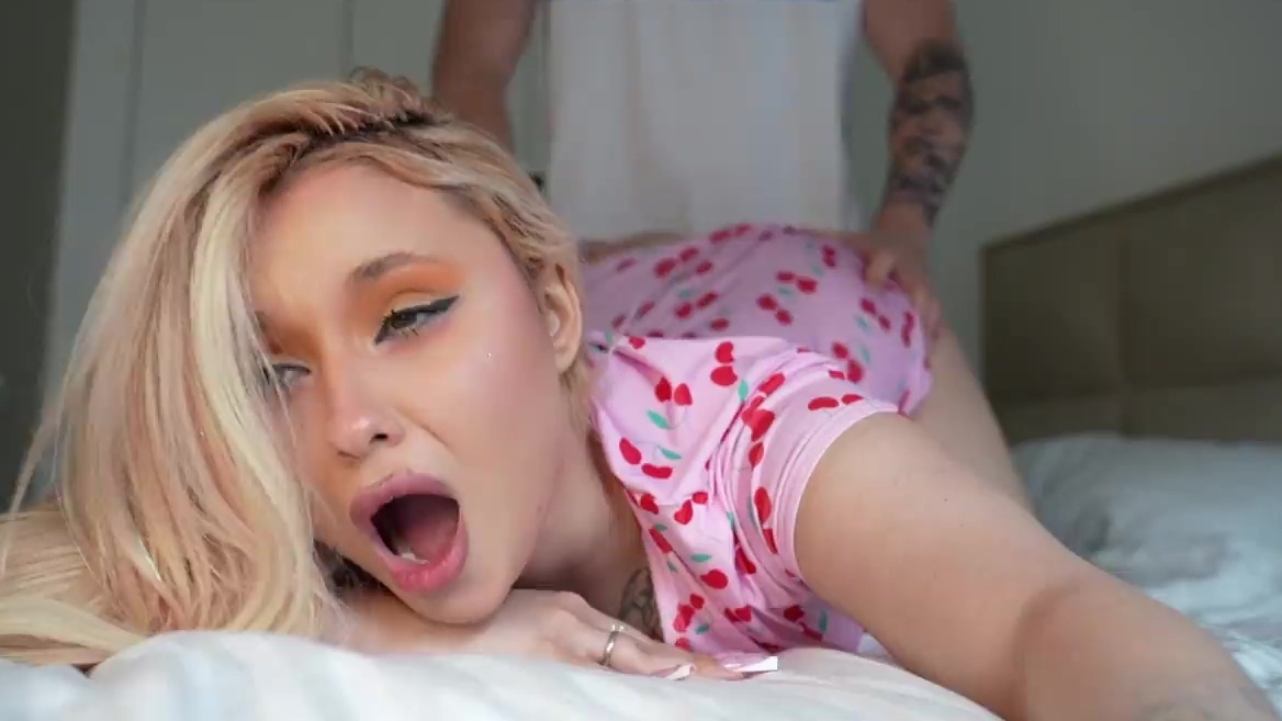 Hermanastro virgen recibe lecciones de sexo de su hermanastra (POV)