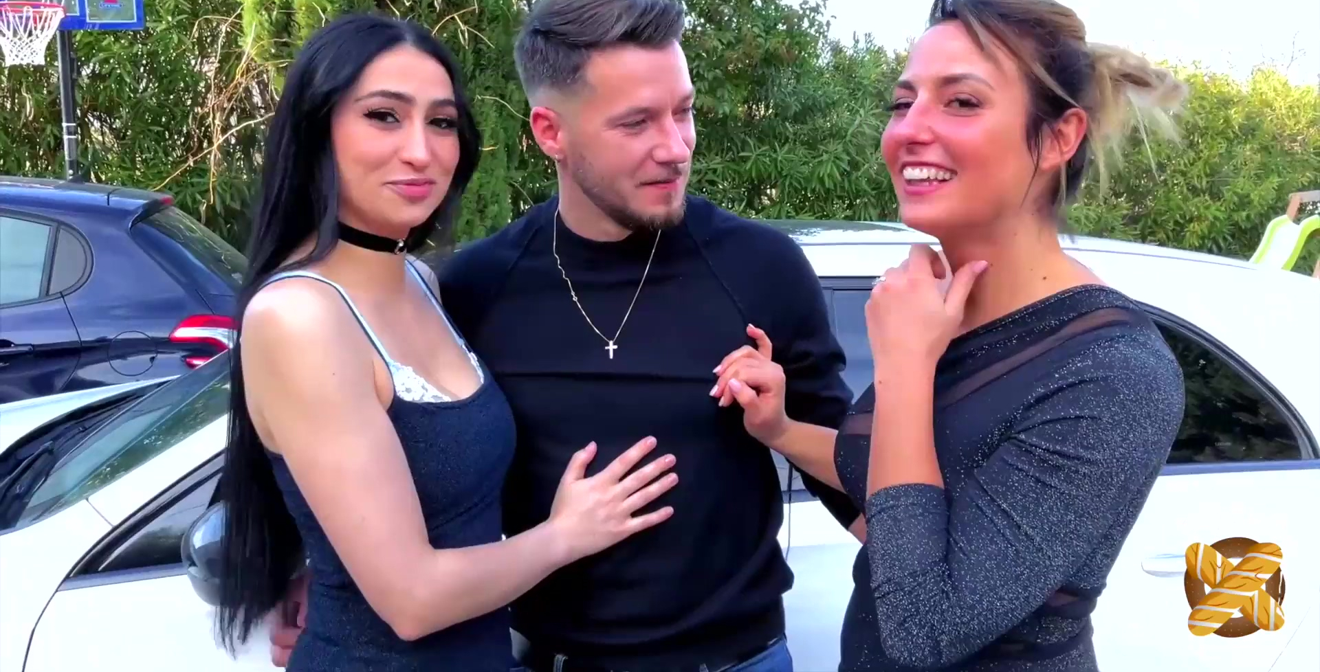 Hermosa dama sin educación compartiendo el pene de un afortunado en ffm