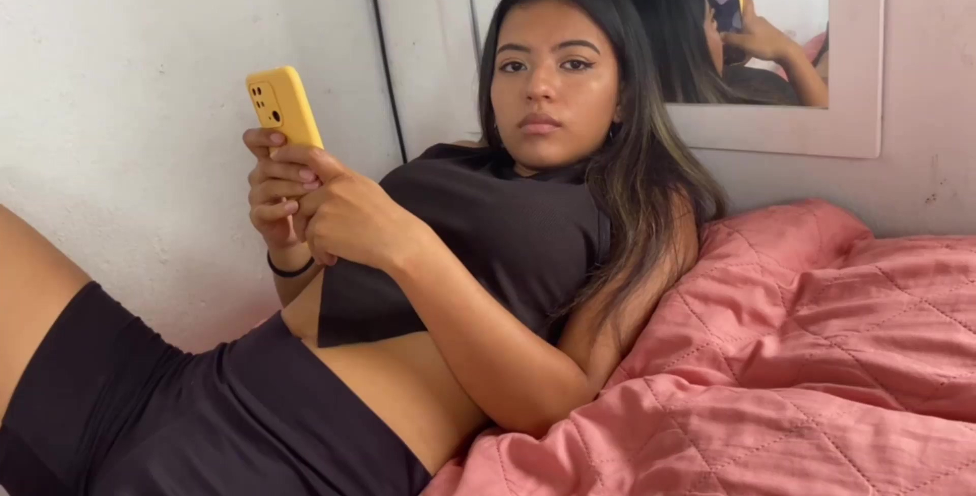 Hermosa latina deja que el novio de su novia toque fuerte a su bebé frente a la cámara