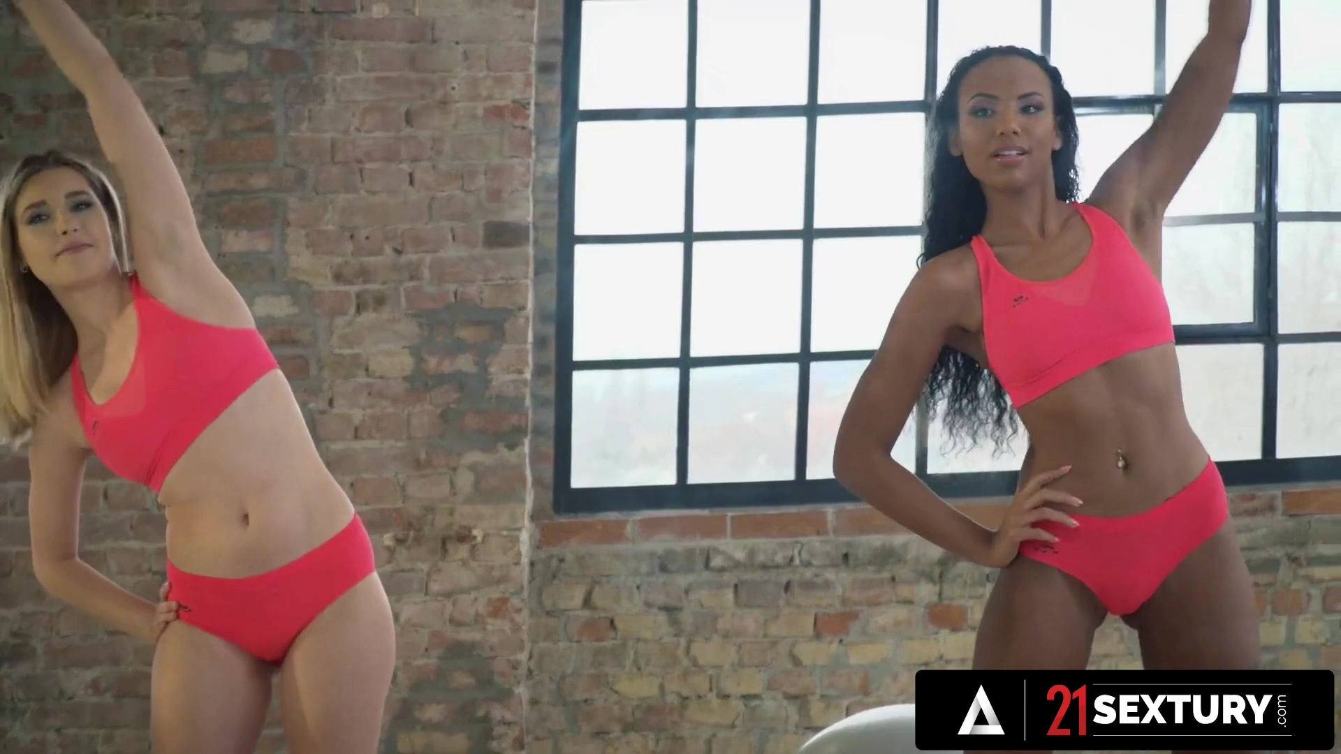 Homosexuales. Sexo durante el yoga con las pequeñas Romy Indy y Freya Mayer.