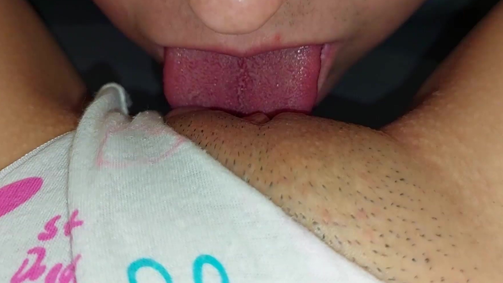 Horny disfruta tocando sus pezones y luego su novio le coja los pezones.