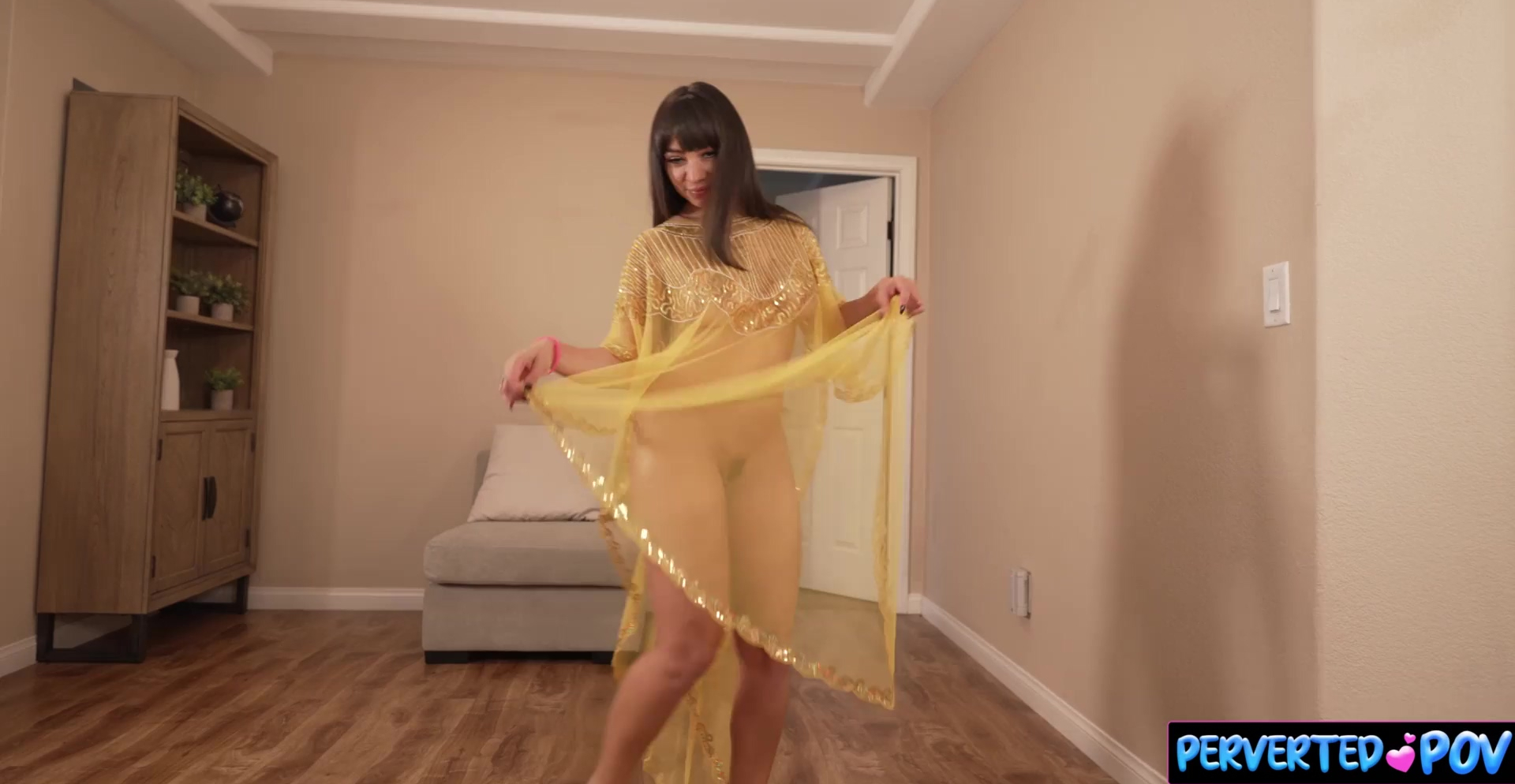 Increíble esposa árabe cabalga la gran polla del conductor detrás de su marido.