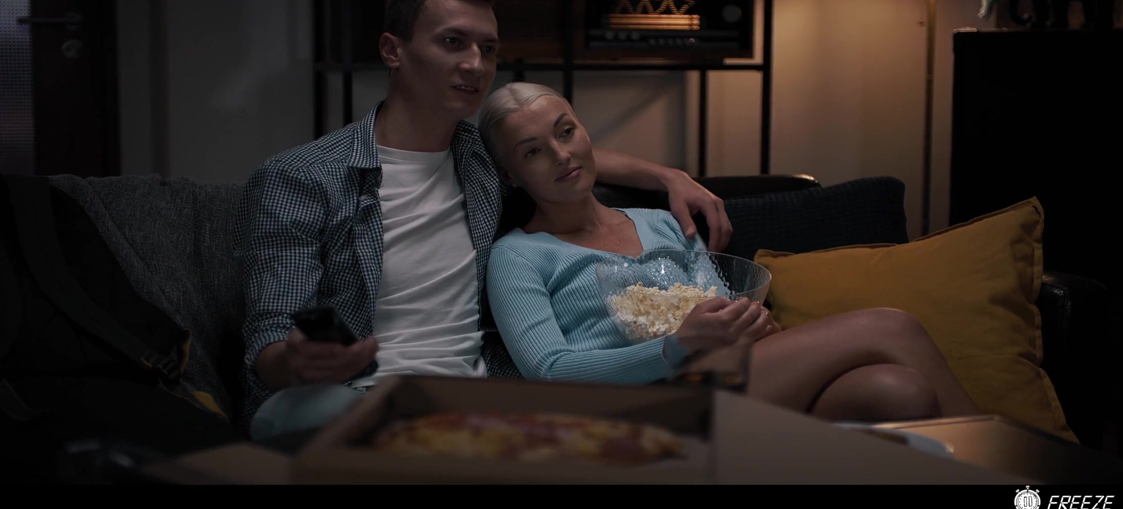 Intenta pasar tiempo viendo una fantasía en primera persona con una joven rubia.