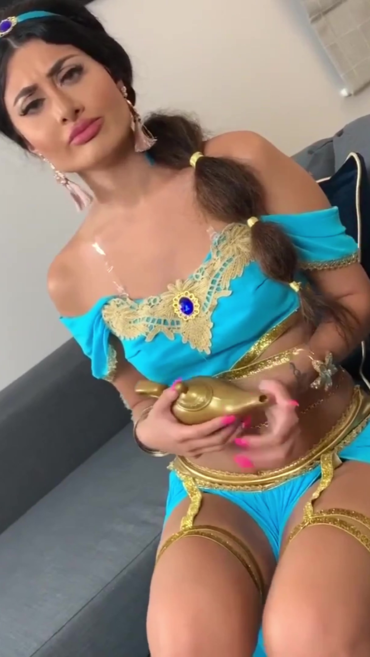 Jasmine chupa la gran polla negra de Aladdin y le pide que entre en su boca