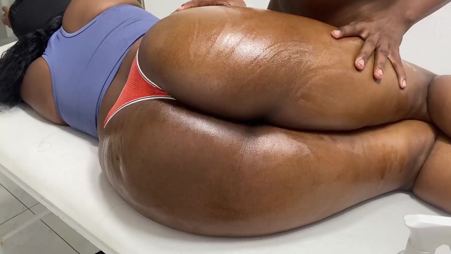 Joven madura de ébano recibe un masaje amoroso hasta que se desmaya por una BBC
