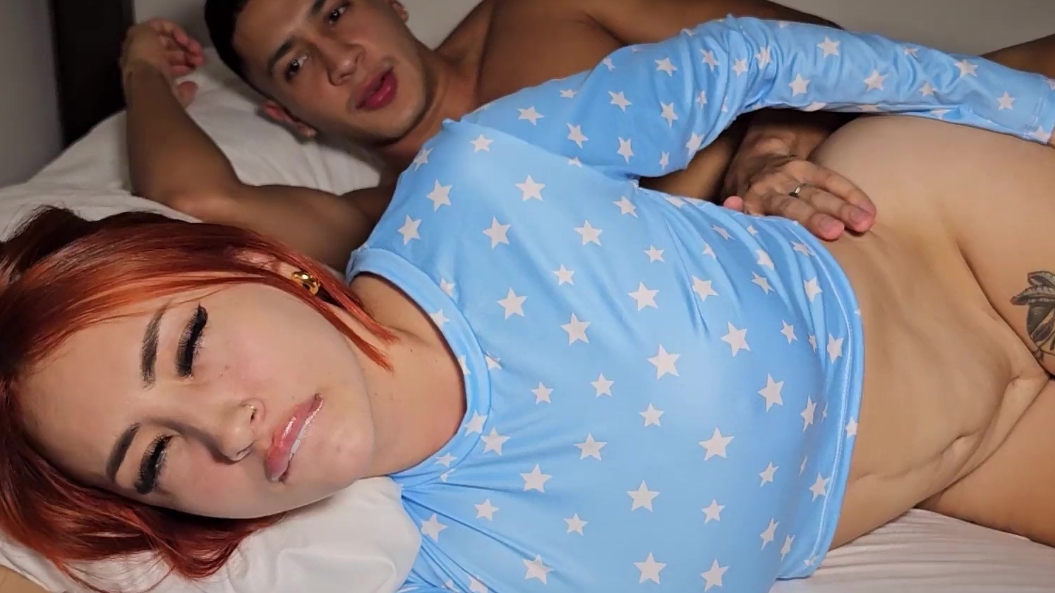 Justo antes de acostarse, el chico duerme con la pelirroja eyaculando dentro de él.