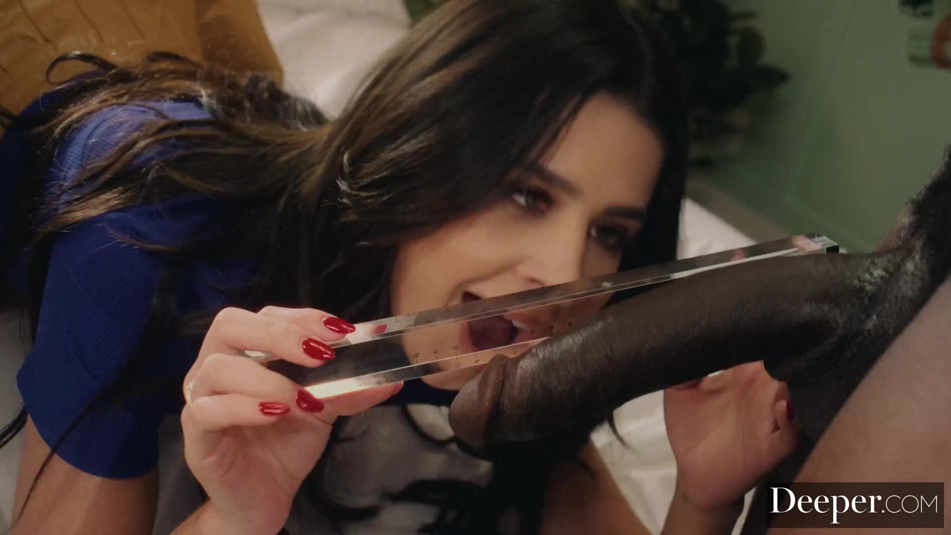 La caliente adolescente Kylie Rocket con falda quiere montar esta gran polla negra.