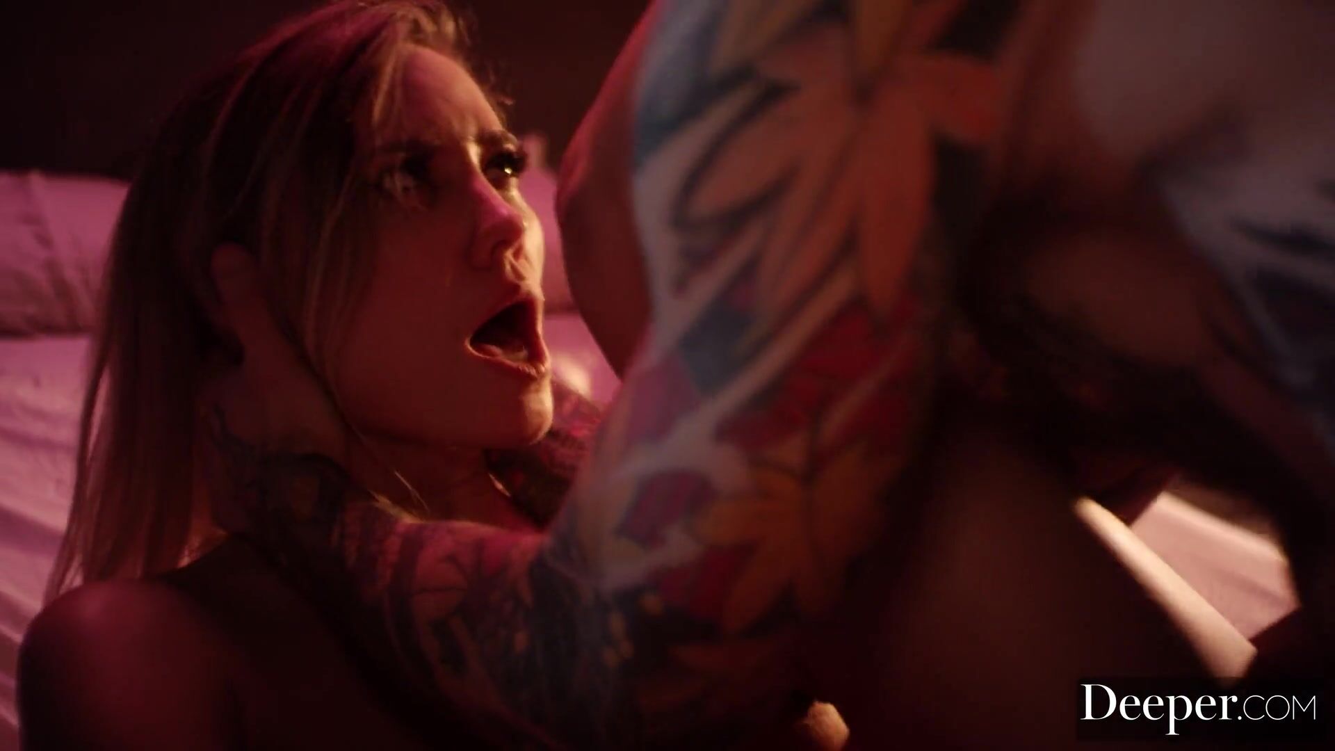 La bella Addie Andrews recibe una gran penetración por parte de un hombre con un gran pene en la sección del amor.