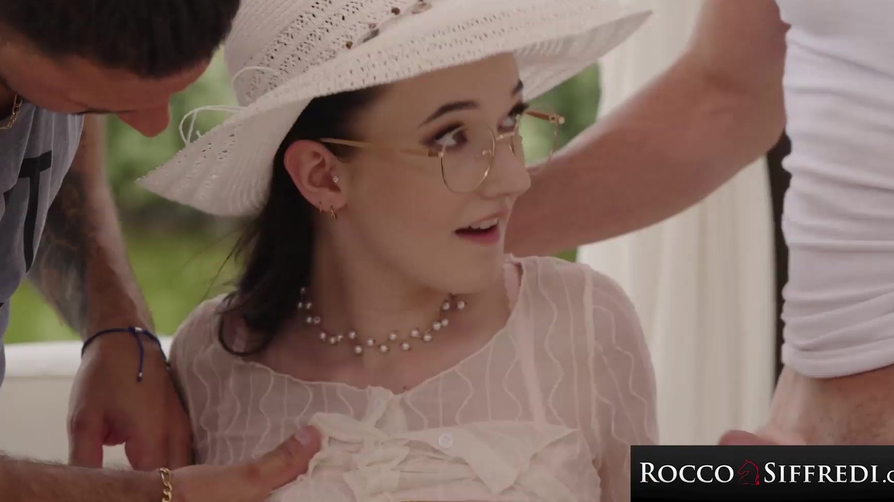 La bella Britney Dutch atrae a dos tíos a todas partes