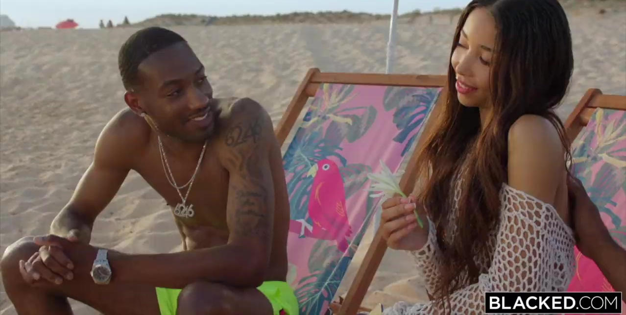 La belleza de la morena oriental se repartía entre los pilares negros que colgaban perfectamente.