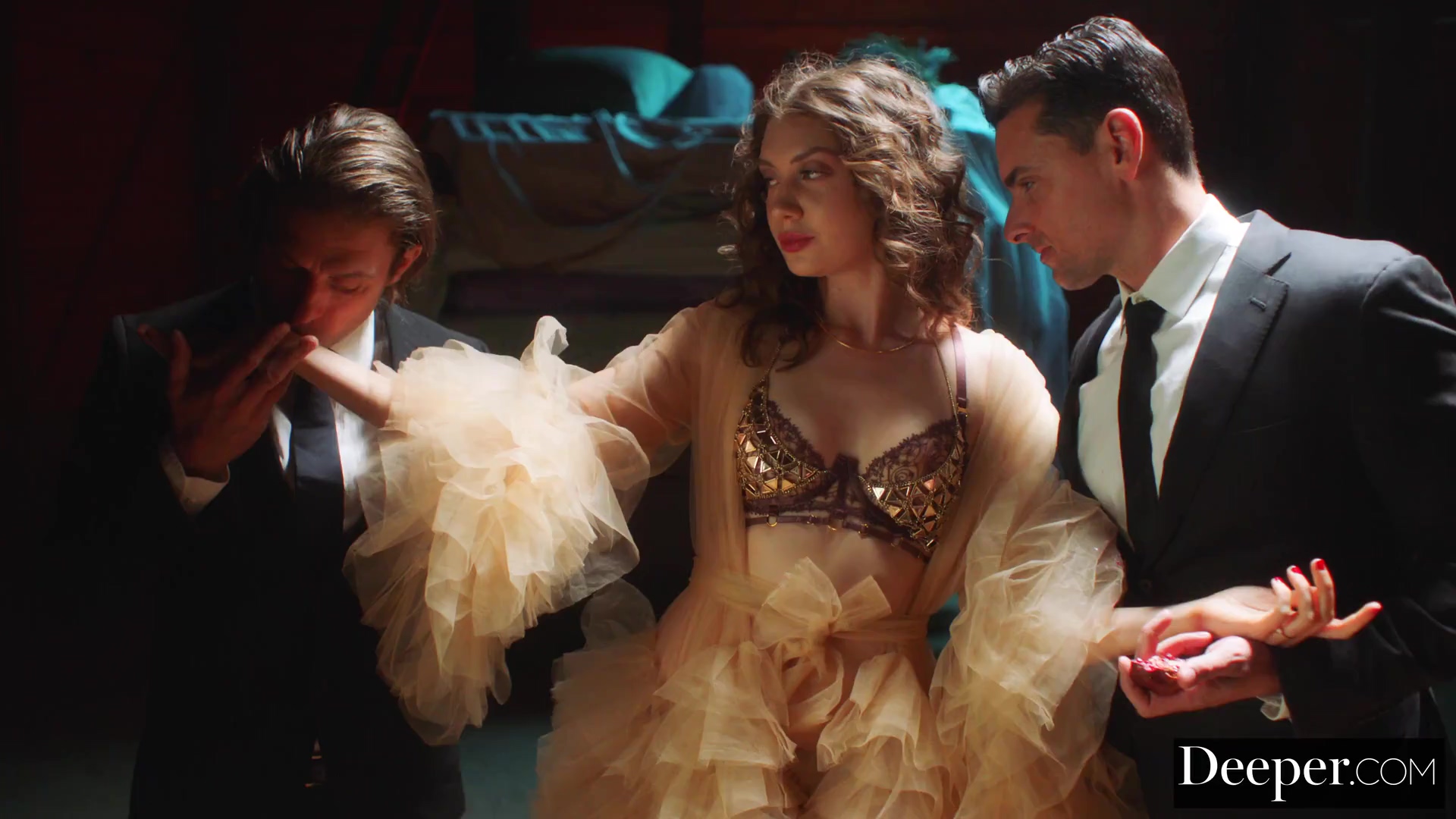 La cachonda Elena Koshka desea un parto caliente y está satisfecha con las grandes pollas de Ryan Driller y Mick Blue.